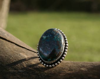 Beautiful azurite ring size 8.5 US or 58, stimulates clairvoyance.