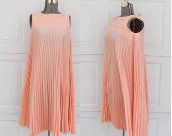 1970s peach pink accordion pleated dress, trapeze dress, swing dress, S/M