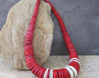 Vintage 1980s Red and White Wooden Necklace / 80s Wood Bead or Coconut Shell Necklace in Oxblood Red and Ivory