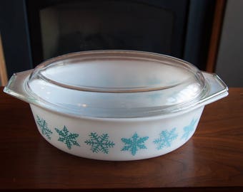 Pyrex 2.5 Quart Casserole Dish - Snowflake Series