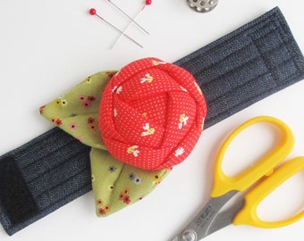 Flower Wrist Pin Cushion Cuff | Wrist bracelet pincushion is a pretty and useful sewing tool for yourself or a nice gift for those who sew.