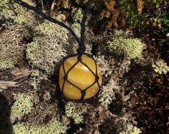 Crystal necklace with hemp cord