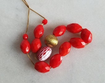 destash Bright Red and White Vintage Lucite Beaded Retro Necklace