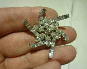 E92 Vintage La-Rel Marked Clear Rhinestones Pin Wheel Brooch.