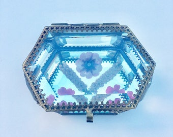 Glass trinket box with real flowes