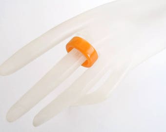 Vintage BAKELITE Marbled ORANGE Finger Ring Size 7.5
