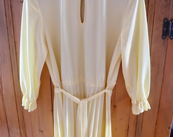 Lovely 1960's Vintage dress. Yellow pleated dress. Vintage tea dress.