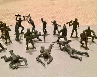 17 Green Plastic Army Military figures men with guns toy
