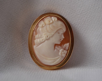 Beautiful and excellent-quality vintage Shell Cameo with 18K yellow gold frame