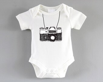 Camera Onesie ~ Photographer baby ~ New baby unisex gift ~ baby shower gift ~ pregnancy gift ~ bodysuit ~ new parent gift