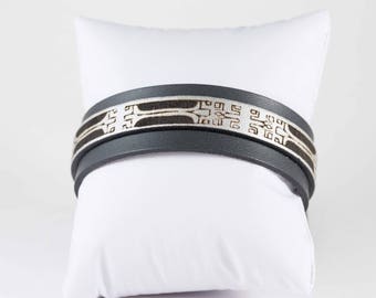 Tahitian patterned leather bracelet
