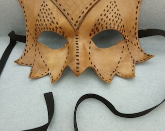 Gufo-Mask in natural pyrographed leather.
