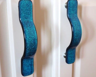 Cabinet pulls in Caribbean blue dichroic glass. Cabinet knob. Drawer pull with arched design. Available in custom sizes and colors.