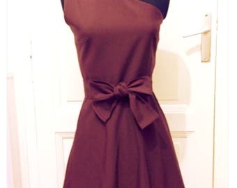 Cocktail dress with asymmetrical shoulder and bow at the waist