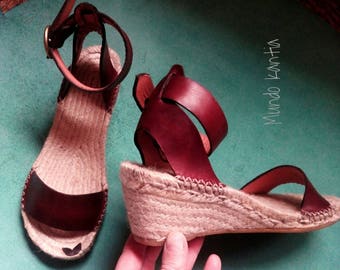 Sandal Espadrille, half wedge height 6cm. With wide bracelet 2, 5cm to the ankle. Round buckle.