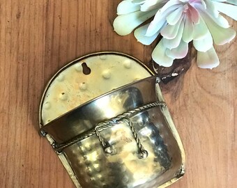 Vintage Brass Wall Pocket Planter / Hanging Wall Planter / Brass Regency Plant Hanger / Hammered brass wall pocket / Hanging Metal Planter