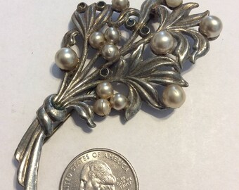 Vintage silver tone floral pearl pin baen