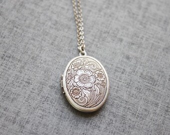 Vintage style Floral pattern oval Locket - S2065