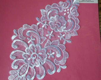 5.5" x 10.5" Flower Lace White Swag Applique New in Package Denim Jeans Jacket Wedding Dress Embellishment Sewing Notion Decoration