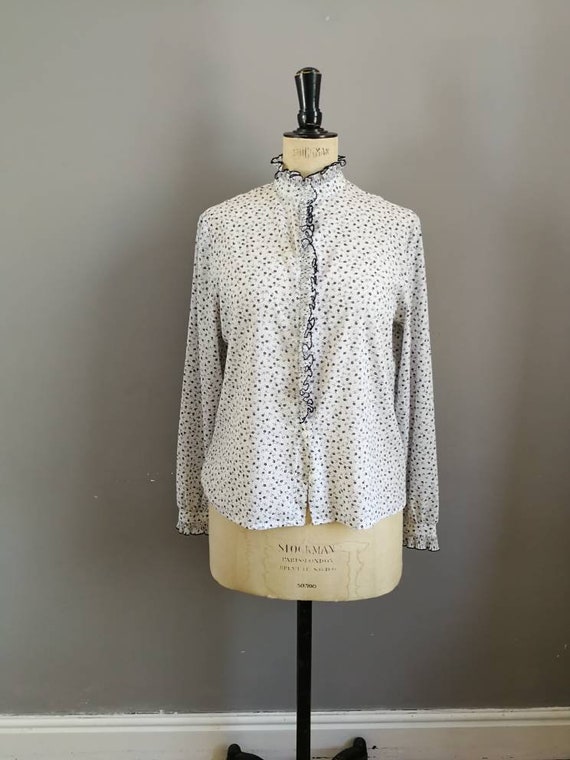 80s pie crust blouse / white and navy floral blouse with frill / pie crust collar / 80s women's shirt / white floral blouse / 80s office /