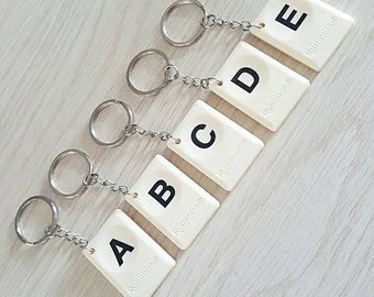 Rummikub Fliesen Anfangsbuchstaben personalisierte Schlüsselanhänger (Hochzeit zu verschenken, Geburtstagsgeschenk) - kostenloser Versand