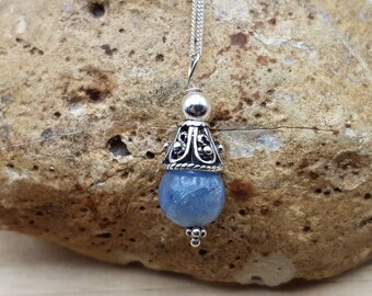 La Célestine rare pendentif. Perles en argent de Bali. Cristal pour le chakra couronne. Bijoux de Reiki au Royaume-Uni. Pendentif cône Célestine
