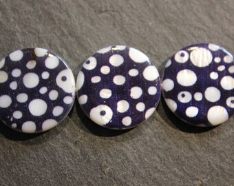 Set of 4 round and flat black print dots diameter 20 mm shell beads
