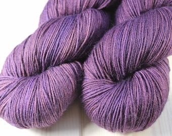 Skein hand dyed - Fingering - superwash Merino and Nylon (75/25) - 100 g / m 425 - Vitellote