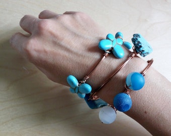 Rigid copper bracelet with magnesite butterflies