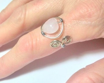 Adjustable ring with pink quartz heart