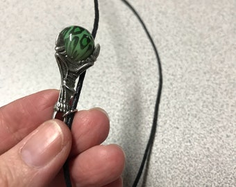 Claw pendant necklace