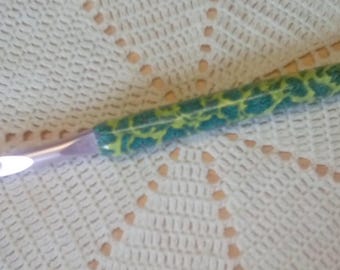 Size L Susan Bates crochet hook