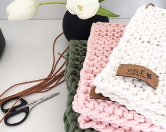 Coaster/pot of recycled yarn