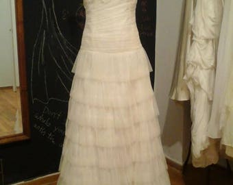 Wedding dress made of ivoire tulle with ruffles.
