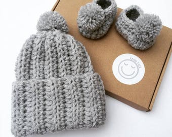 Grey crochet baby set, New baby gift set, Newborn hat and shoe set, Baby shower gift, New baby photo prop, Crochet hat, Crochet baby shoes