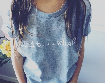 Attendre... Ce qui ? T-shirts de jeunes unisexe