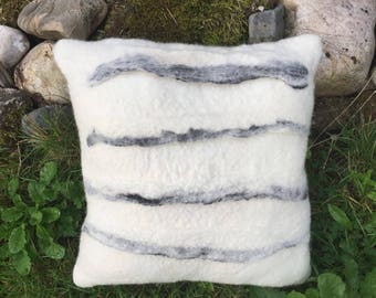 Decorative cushion "Waves" handgevilt