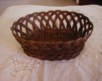 Lovely old wicker oval basket measureing 9 1/2 by 6 1/2 in great condition.. The design of the weaving is very interesting and lovely.