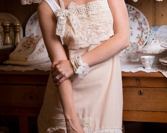 linen and lace apron. hostess apron. vintage lace apron.
