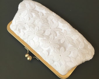 Daisy Lace Off White Clutch