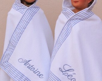 Bathrobe or bath towel customizable with a name embroidered
