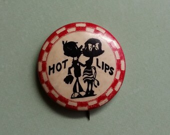Vintage 1940's Pinback Button Badge "Hot Lips" Kissing Couple