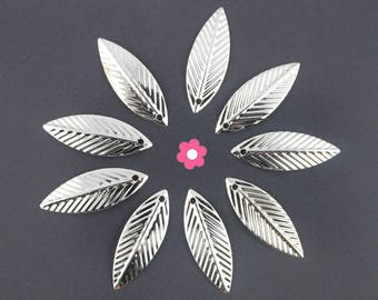 x 50 (117D) 21x7mm silver feather leaf charm