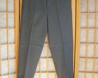PANTALON gris de jambe étroite garçon sont neuf ancien Stock, début des années 1960. 16 de Sz. garçon. Tour de taille est de 28. Coupe Slim. 4 poches étiquettes d’origine. Sears Canada