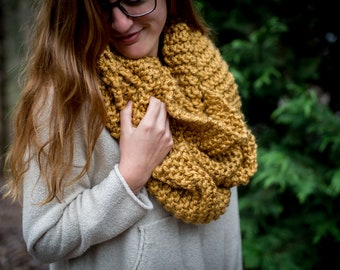 Chunky Knit Infinity Scarf - Gold