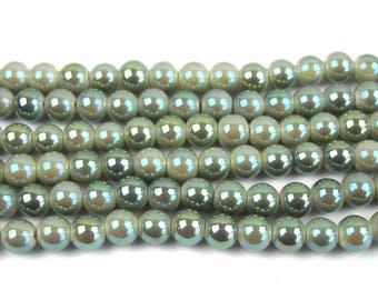 20 8 mm green glass pearls