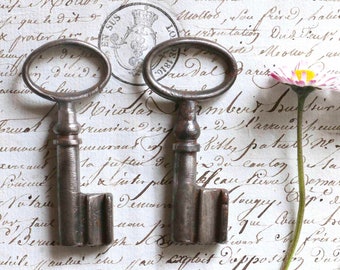 2 old little french keys : 2,7 " long (6,6 cm)