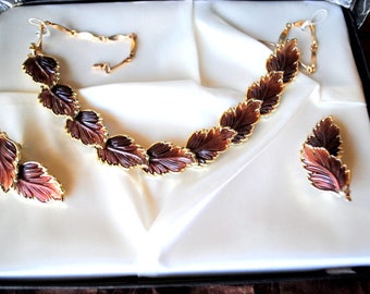 Classy vintage 50s brown , sculpured leaves parure:necklace and clip on earrings. Mint condition. In the original box.