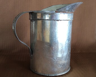 Vintage GSW mesuring tin Quart General Steel Ware jug pitcher oil pourer can