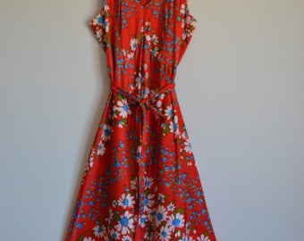 1970s Vintage Red Floral Dress with Tie Waist